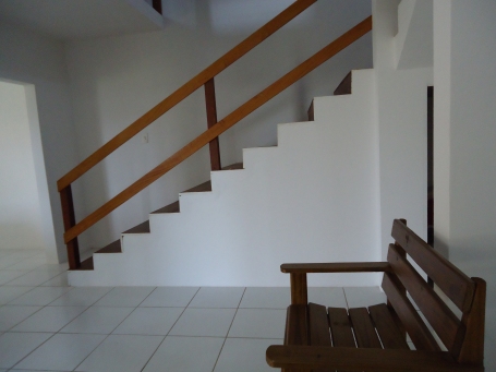 sala de estar 1 piso, escada de acesso para varanda e quartos